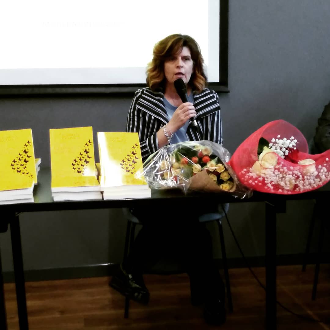 Elisabetta Dallavalle durante la presentazione del suo libro 